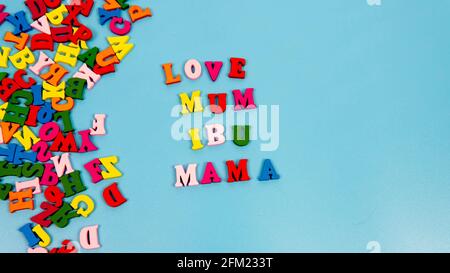 Selektive Foucs eines Alphabets, das Love Mother für den Muttertag zitiert. Das Wort „IBU“ in Malaiisch bedeutet „Mutter“. Stockfoto