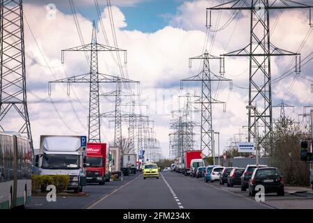 Hochspannungsleitungen in Frechen, Nordrhein-Westfalen, Deutschland. Hochspannungsleitungen in Frechen, Nordrhein-Westfalen, Deutschland. Stockfoto