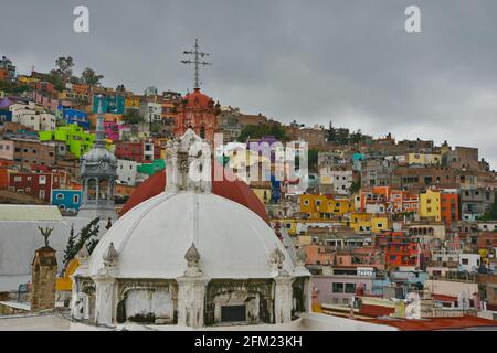 Panoramablick auf Guanajuato mit der farbenfrohen spanischen Kolonialarchitektur und dem barocken Templo de San Diego in Guanajuato, Mexiko. Stockfoto
