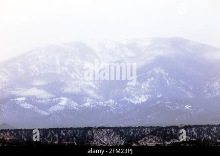 Wolkiger Winterblick auf den schneebedeckten Methodist Mountain; Sangre de Cristo Range; in der Nähe von Salida; Colorado; USA Stockfoto