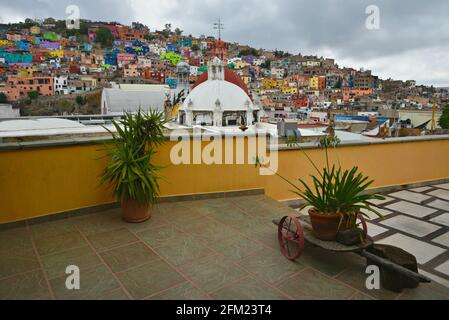 Panoramablick auf Guanajuato mit der farbenfrohen spanischen Kolonialarchitektur und dem barocken Templo de San Diego in Guanajuato, Mexiko. Stockfoto