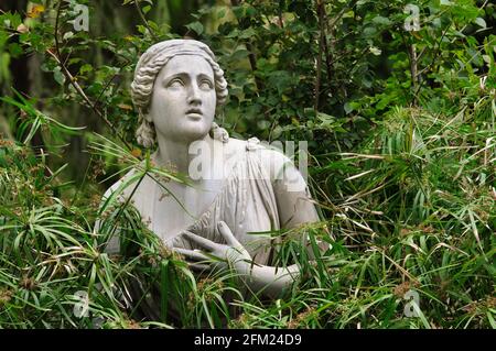 Statue der Frau in den Gärten der Villa Borghese, Rom, Italien Stockfoto