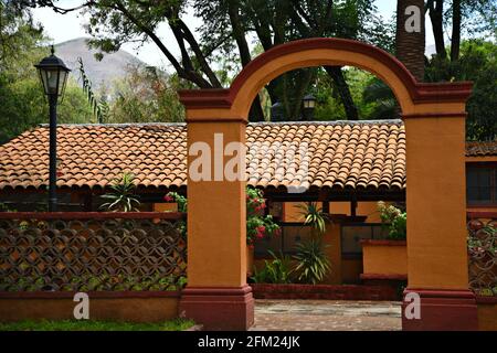 Gewölbte Eingangsansicht des spanischen Kolonialstils ex Hacienda San Gabriel de Barrera in Guanajuato Mexiko. Stockfoto