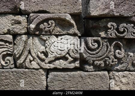 Blitar, Ost-Java, Indonesien - 25. April 2021 : Steinschnitzerei auf dem Simping-Tempel. Der Tempel von Simping ist das Grab von Raden Wijaya, dem König von Majapahit Stockfoto