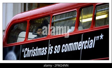 Drei Einkaufstage bis Weihnachten...... Ein Bus auf Knightsbridge...die Geschäfte sind nicht zu festlich und die Käufer sind nicht in Kraft, vielleicht morgen.pic David Sandison 21/12/2001 Stockfoto