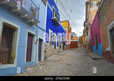 Spanische Kolonialhäuser mit bunten venezianischen Stuckwänden im historischen Zentrum von Guanajuato in Mexiko. Stockfoto