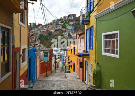 Spanische Kolonialhäuser mit bunten venezianischen Stuckwänden im historischen Zentrum von Guanajuato in Mexiko. Stockfoto