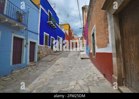 Spanische Kolonialhäuser mit bunten venezianischen Stuckwänden im historischen Zentrum von Guanajuato in Mexiko. Stockfoto