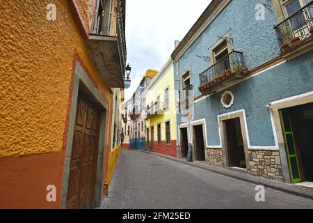 Spanische Kolonialhäuser mit bunten venezianischen Stuckwänden im historischen Zentrum von Guanajuato in Mexiko. Stockfoto