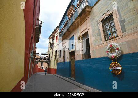 Spanische Kolonialhäuser mit bunten venezianischen Stuckwänden im historischen Zentrum von Guanajuato in Mexiko. Stockfoto