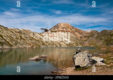 Lac Blanc (2525 m) mit Seilbahn-Station (gare 2700), die zum Pic du Lac Blanc (3323 m) in der Nähe des Ferienortes Alpe d'Huez, Isere (38), Bourgogne-Rhone-Alp führt Stockfoto