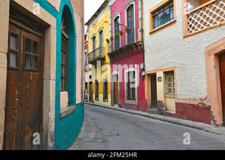 Spanische Kolonialhäuser mit bunten venezianischen Stuckwänden im historischen Zentrum von Guanajuato in Mexiko. Stockfoto