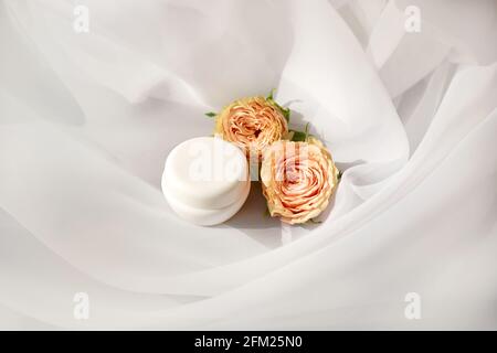 Gesichts- oder Handcreme-Glas auf weißem Textil-Hintergrund. Konzept der Öko-und natürliche Hautpflege Kosmetik Stockfoto