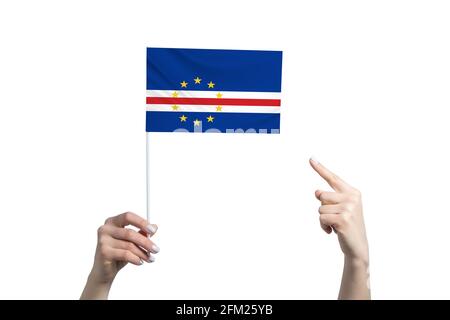 Eine schöne weibliche Hand hält eine kapverdische Flagge, auf der sie den Finger ihrer anderen Hand zeigt, isoliert auf weißem Hintergrund. Stockfoto