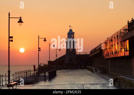 Sonnenaufgang über dem Harbor Arm und Lighthouse Champagne Bar, Folkestone, Kent, England Stockfoto