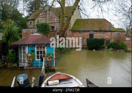 Sonning, Bergen, Großbritannien. Februar 2021. Nach heftigen Regenfällen in den letzten Tagen ist die Themse am Ufer von Sonning in Berkshire platzt. Ein Hochwasser-Warnhinweis ist vorhanden und tief liegende Straßen, Wege und Felder sind überflutet. Obwohl die B478 über die Sonning Bridge aufgrund der Überschwemmungen geschlossen ist, ignorierten die Fahrer die Straßensperrschilder. Quelle: Maureen McLean/Alamy Stockfoto