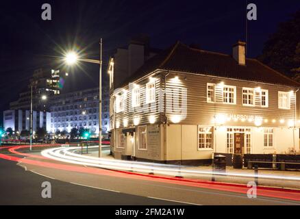 Light Trails auf der Harbor Street, Folkestone, Kent, England Stockfoto