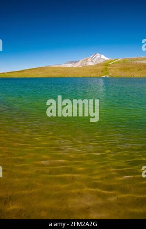 See Ouillette im Sommer bei Iseran Pass, Val d'Isere, Savoie (73), Region Auvergne-Rhone-Alpes, Frankreich Stockfoto