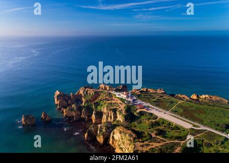 Luftbild der malerischen Landzunge Ponta da Piedade mit den schönen Klippen und dem Leuchtturm in Lagos, Algarve, Portugal Stockfoto