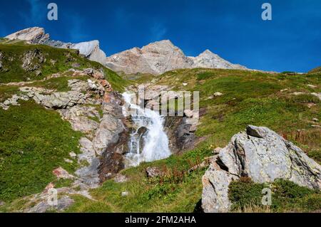 Alpenwasserfall auf dem Wanderweg GR Tour du Mont-Blanc zur Schutzhütte Robert Blanc, Savoie (73), Auvergne-Rhone-Alpes, Frankreich Stockfoto