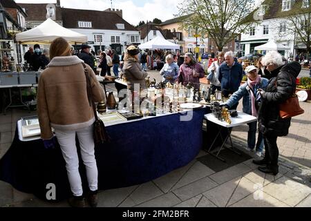 Brocante (Flohmarkt), Broad Street, Alresford, Hampshire, Großbritannien. 03.05.2021. Stockfoto