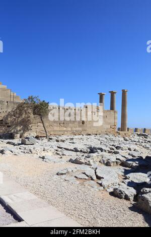 Teil des dorischen Tempels der Athene Lindia auf der Akropolis von Lindos, Rhodos, Griechenland Stockfoto