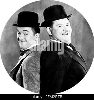Laurel und Hardy. Porträt des Comedy-Duos Stan Laurel (1890 -1965) und Oliver Hardy (1892-1957), Studio-Werbeaufnahme, 1930er Jahre Stockfoto