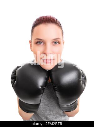 Nahaufnahme einer schönen jungen Frau mit Boxhandschuhen, die auf die Kamera schaut, isoliert auf weißem Hintergrund. Kampfkunst, Sportkonzept. Stockfoto