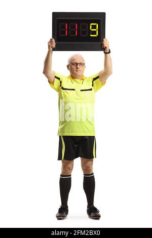 Fußballschiedsrichter zeigt ein auf weißem Hintergrund isoliertes Ersatzbrett Stockfoto