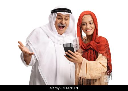 Glücklicher muslimischer Mann und eine junge muslimische Frau, die sich ansieht Ein Smartphone auf weißem Hintergrund isoliert Stockfoto