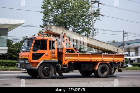 Chiangmai, Thailand - März 21 2021: LKW der Provincial Eleetricity Authority von Thailand. Foto auf der Straße Nr. 1001 etwa 8 km von der Innenstadt von Chiangmai, Stockfoto