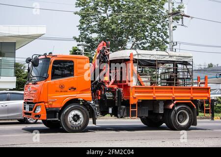 Chiangmai, Thailand - März 21 2021: LKW der Provincial Eleetricity Authority von Thailand. Foto auf der Straße Nr. 1001 etwa 8 km von der Innenstadt von Chiangmai, Stockfoto