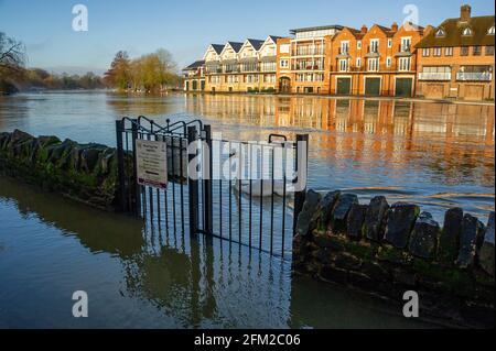 Windsor, Großbritannien. Februar 2021. Der überflutete Fußweg neben der Themse. Der Wasserstand auf der Themse in Windsor ist viel höher als sonst. Auf der Themse auf der Windsor & Eton-Strecke in der Grafschaft Bekshire bleibt ein Hochwasser-Warnhinweis erhalten, nachdem in den letzten Tagen heftige Regenfälle anhäuften. Die Flutlinderung des Jubliee-Flusses ist in Betrieb und nimmt überschüssiges Flutwasser aus der Themse auf und schützt Häuser vor Überschwemmungen. Quelle: Maureen McLean/Alamy Stockfoto