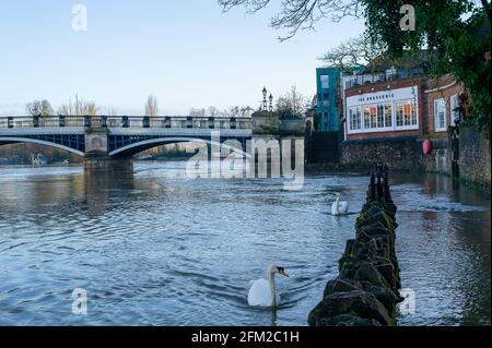 Windsor, Großbritannien. Februar 2021. Der überflutete Fußweg neben der Themse. Der Wasserstand auf der Themse in Windsor ist viel höher als sonst. Auf der Themse auf der Windsor & Eton-Strecke in der Grafschaft Bekshire bleibt ein Hochwasser-Warnhinweis erhalten, nachdem in den letzten Tagen heftige Regenfälle anhäuften. Die Flutlinderung des Jubliee-Flusses ist in Betrieb und nimmt überschüssiges Flutwasser aus der Themse auf und schützt Häuser vor Überschwemmungen. Quelle: Maureen McLean/Alamy Stockfoto