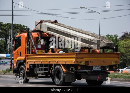 Chiangmai, Thailand - März 21 2021: LKW der Provincial Eleetricity Authority von Thailand. Foto auf der Straße Nr. 1001 etwa 8 km von der Innenstadt von Chiangmai, Stockfoto