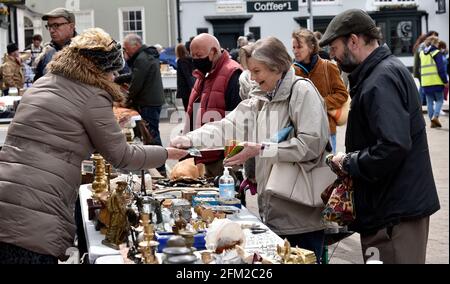 Brocante (Flohmarkt), Broad Street, Alresford, Hampshire, Großbritannien. 03.05.2021. Stockfoto