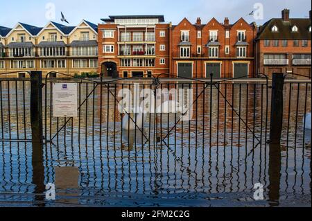 Windsor, Großbritannien. Februar 2021. Der überflutete Fußweg neben der Themse. Der Wasserstand auf der Themse in Windsor ist viel höher als sonst. Auf der Themse auf der Windsor & Eton-Strecke in der Grafschaft Bekshire bleibt ein Hochwasser-Warnhinweis erhalten, nachdem in den letzten Tagen heftige Regenfälle anhäuften. Die Flutlinderung des Jubliee-Flusses ist in Betrieb und nimmt überschüssiges Flutwasser aus der Themse auf und schützt Häuser vor Überschwemmungen. Quelle: Maureen McLean/Alamy Stockfoto