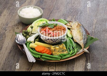 nam phrik pla thu; Gemüse mit kurzer Makrelentaupe, thai-Essen Stockfoto