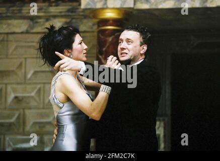 Eve Best (Lady Macbeth), Jasper Britton (Macbeth) in MACBETH von Shakespeare im Shakespeare’s Globe, London SE1 05/06/2001 Design: Laura Hopkins Master of Play / Regie: Tim Carroll Stockfoto