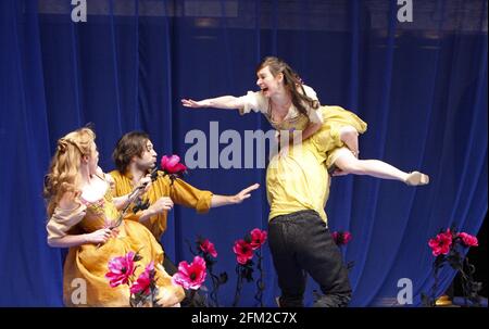 l-r: Laura Rogers (Helena), Oliver Boot (Demetrius), Pippa Nixon (Hermia), Christopher Brandon (Lysander) in A MIDSUMMER NIGHT'S DREAM von Shakespeare at Shakespeare's Globe, London SE1 21/05/2008 Design: Mike Britton Regie: Jonathan Munby Stockfoto