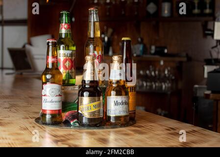 Arinsal, Andorra : 2021. April 29 : mexikanische Biere in Bar. DOS X, Modelo, Pacifico, Sol, Corona und Budweisser. Stockfoto