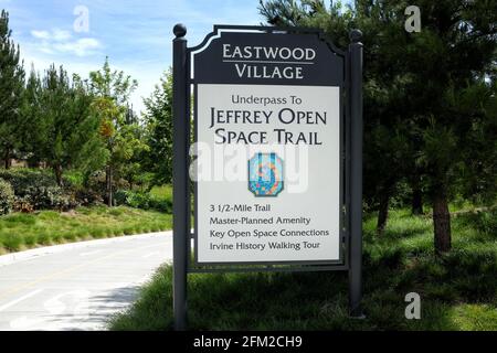 IRVINE, KALIFORNIEN - 1. MAI 2021: Eastwood Village Eintrittsschild zum Jeffrey Open Space Trail. Stockfoto