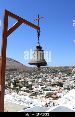 Die Glocke im Schloss des Heiligen Johannes im Archangelos Dorf, Rhodos, Griechenland Stockfoto