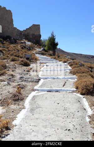 Straße zum Schloss von Saint John in Archangelos Dorf, Rhodos, Griechenland Stockfoto