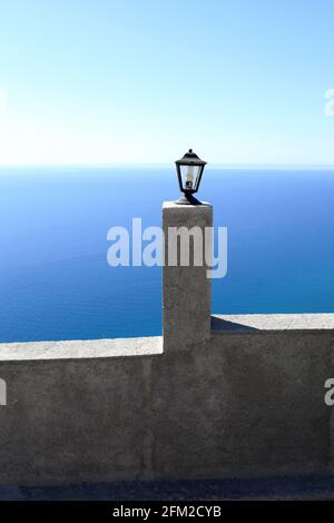 Lampe und Wal des Tsambika Klosters auf Rhodos Insel, Griechenland Stockfoto