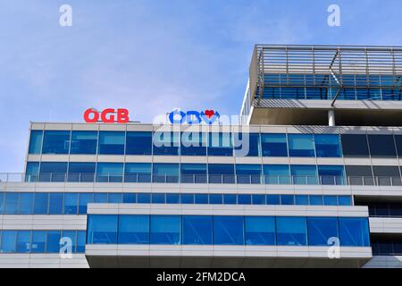 Wien. Österreich. ÖBV Österreichische Beamtenversicherung und ÖGB-Österreichischer Gewerkschaftsbund von der Donau-Marina aus gesehen Stockfoto