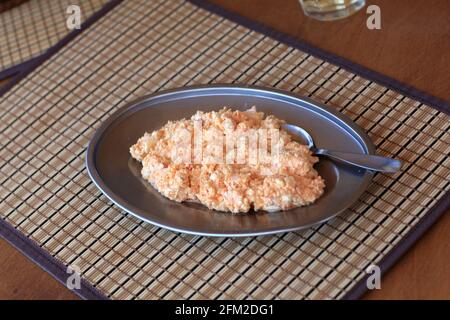 Tirokafteri ist eine Mischung aus milden und würzigen roten Paprika Gemischt mit Feta-Käse Stockfoto