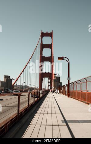 Eine vertikale Aufnahme der Golden Gate Bridge in San Francisco, USA alias USA Stockfoto