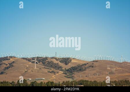 Stromerzeugungswindmühlen (Windturbinen) auf den Bergen in der Nähe von Palm Springs California, USA Stockfoto