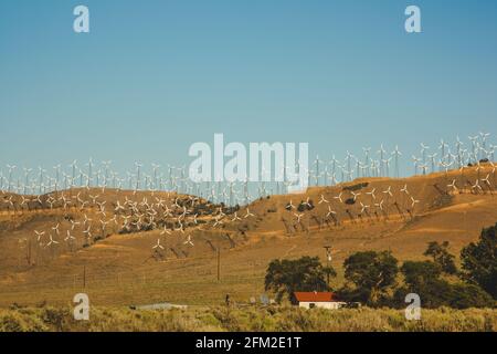 Stromerzeugungswindmühlen (Windturbinen) auf den Bergen in der Nähe von Palm Springs California, USA Stockfoto